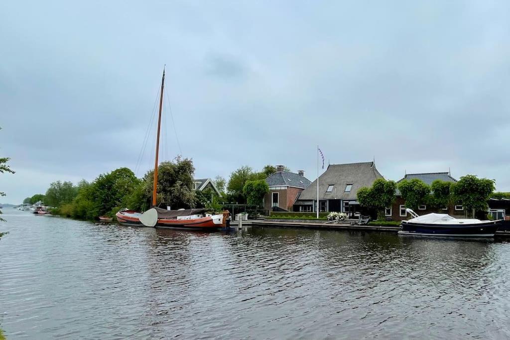 Puur Eastermar - Monumentaal, Authentiek En Luxe Koetshuis Aan Open Vaarwater Met Jacuzzi En Sauna Oostermeer ภายนอก รูปภาพ