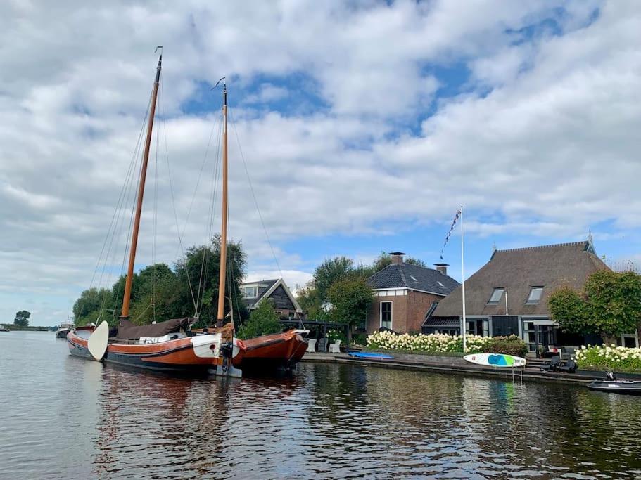 Puur Eastermar - Monumentaal, Authentiek En Luxe Koetshuis Aan Open Vaarwater Met Jacuzzi En Sauna Oostermeer ภายนอก รูปภาพ