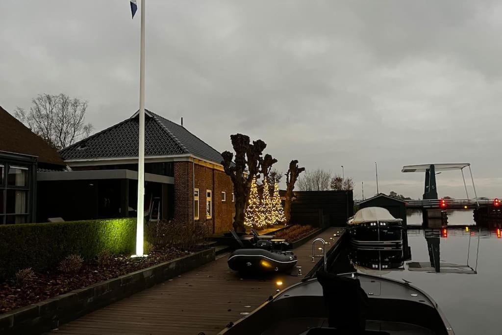 Puur Eastermar - Monumentaal, Authentiek En Luxe Koetshuis Aan Open Vaarwater Met Jacuzzi En Sauna Oostermeer ภายนอก รูปภาพ