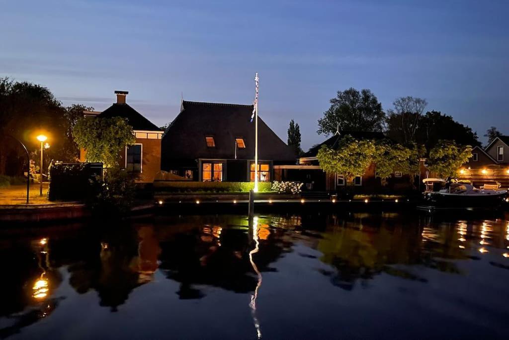 Puur Eastermar - Monumentaal, Authentiek En Luxe Koetshuis Aan Open Vaarwater Met Jacuzzi En Sauna Oostermeer ภายนอก รูปภาพ