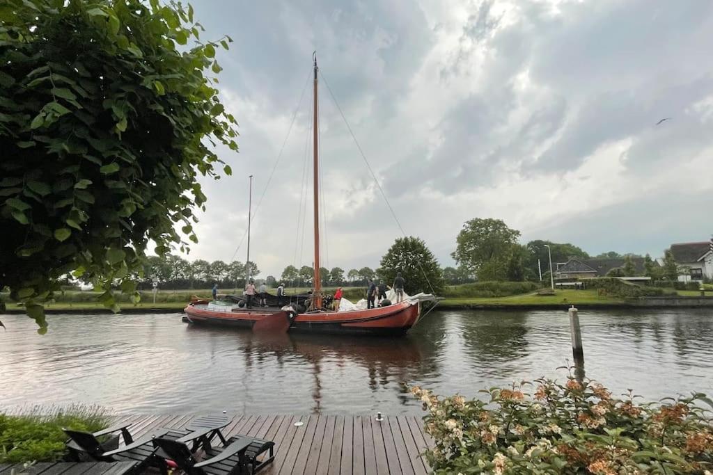 Puur Eastermar - Monumentaal, Authentiek En Luxe Koetshuis Aan Open Vaarwater Met Jacuzzi En Sauna Oostermeer ภายนอก รูปภาพ