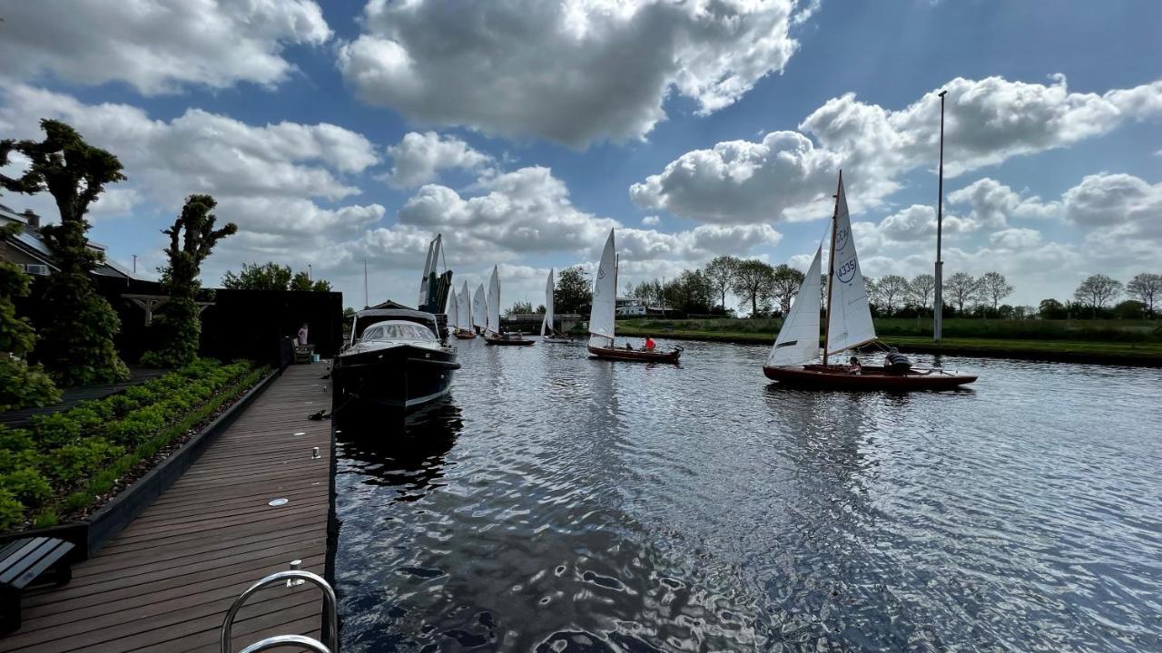 Puur Eastermar - Monumentaal, Authentiek En Luxe Koetshuis Aan Open Vaarwater Met Jacuzzi En Sauna Oostermeer ภายนอก รูปภาพ