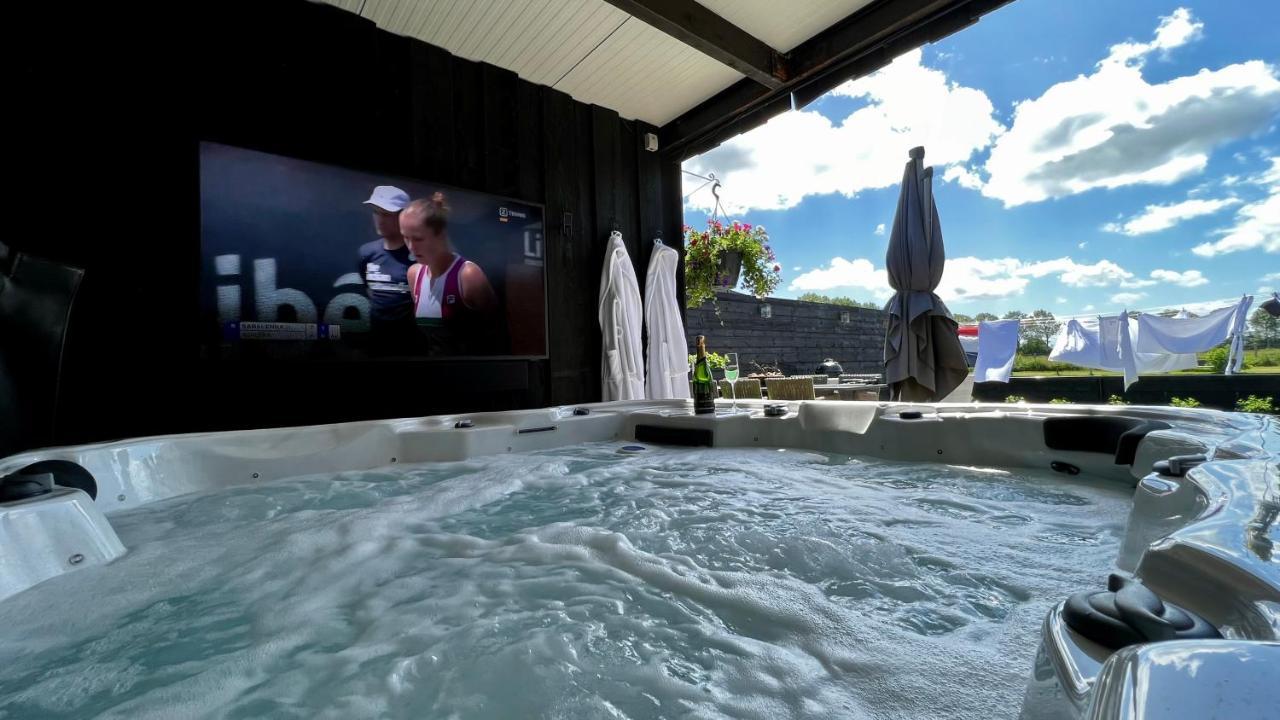 Puur Eastermar - Monumentaal, Authentiek En Luxe Koetshuis Aan Open Vaarwater Met Jacuzzi En Sauna Oostermeer ภายนอก รูปภาพ