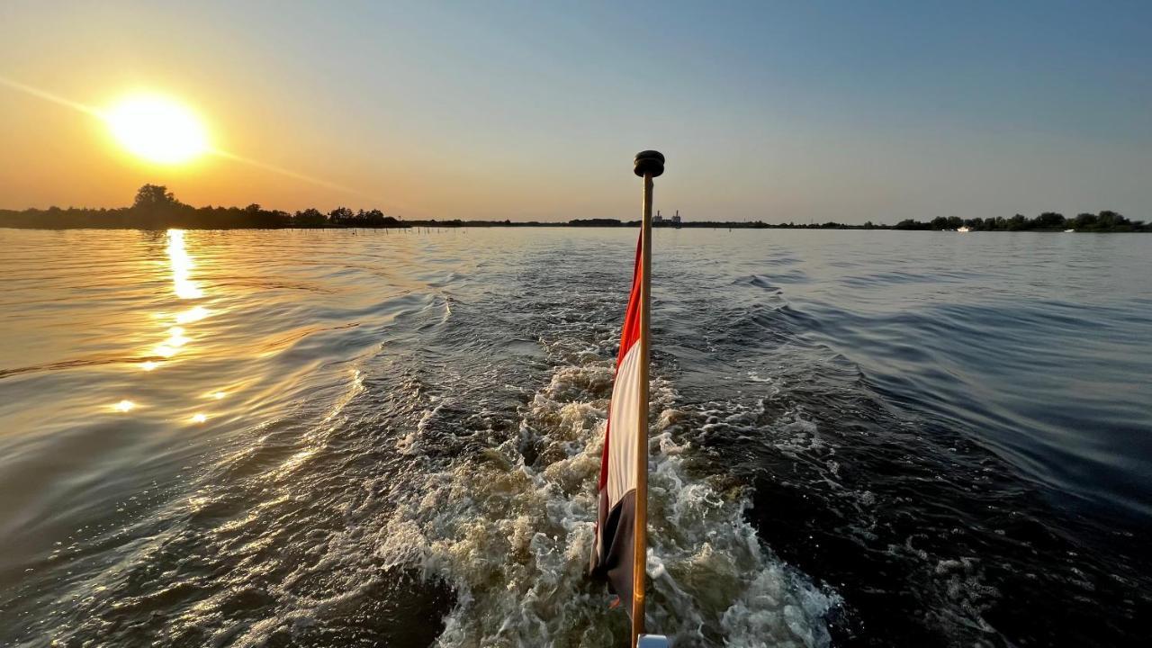 Puur Eastermar - Monumentaal, Authentiek En Luxe Koetshuis Aan Open Vaarwater Met Jacuzzi En Sauna Oostermeer ภายนอก รูปภาพ