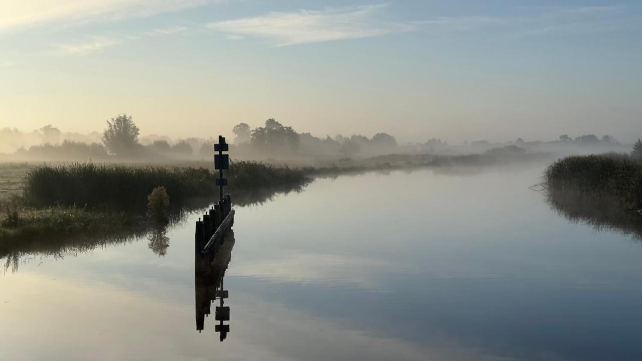 Puur Eastermar - Monumentaal, Authentiek En Luxe Koetshuis Aan Open Vaarwater Met Jacuzzi En Sauna Oostermeer ภายนอก รูปภาพ