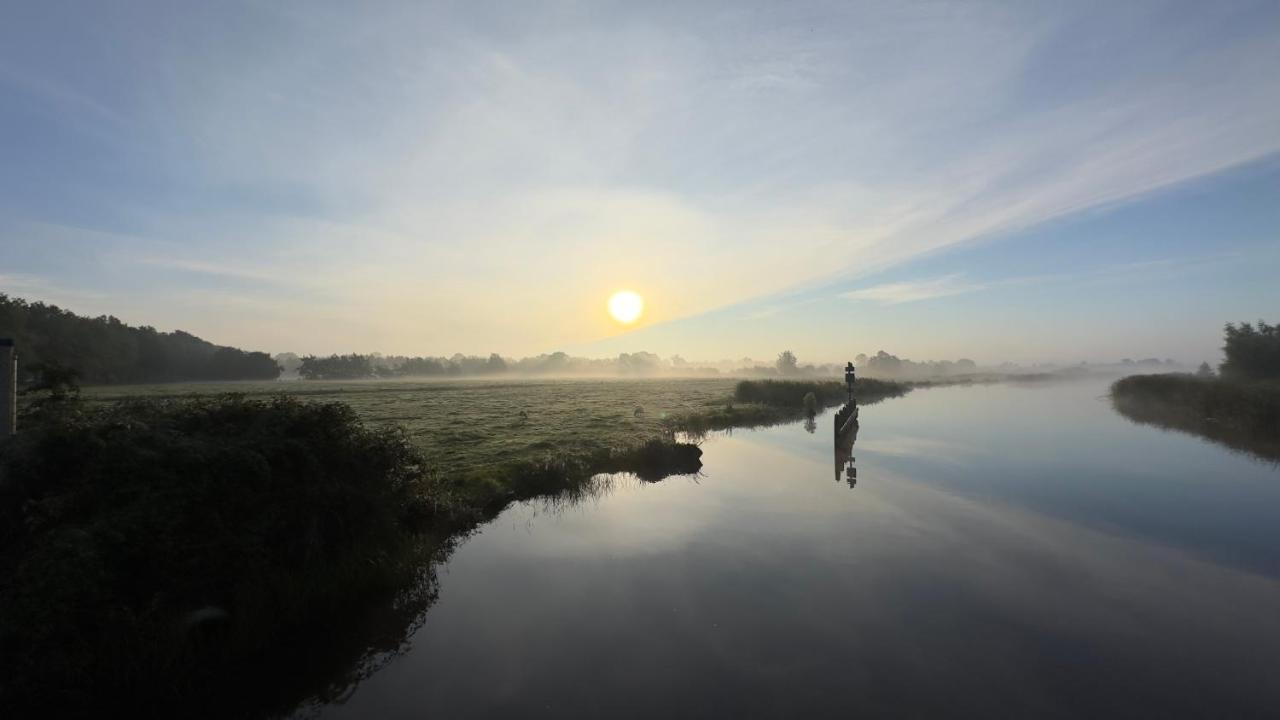 Puur Eastermar - Monumentaal, Authentiek En Luxe Koetshuis Aan Open Vaarwater Met Jacuzzi En Sauna Oostermeer ภายนอก รูปภาพ