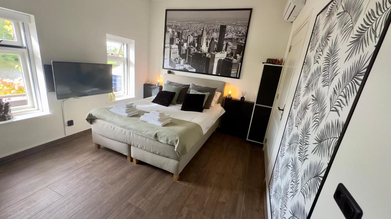 Puur Eastermar - Monumentaal, Authentiek En Luxe Koetshuis Aan Open Vaarwater Met Jacuzzi En Sauna Oostermeer ภายนอก รูปภาพ