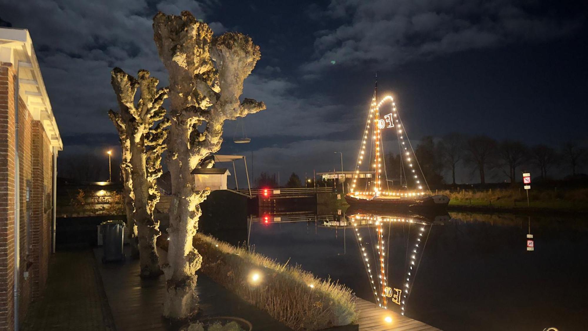 Puur Eastermar - Monumentaal, Authentiek En Luxe Koetshuis Aan Open Vaarwater Met Jacuzzi En Sauna Oostermeer ภายนอก รูปภาพ