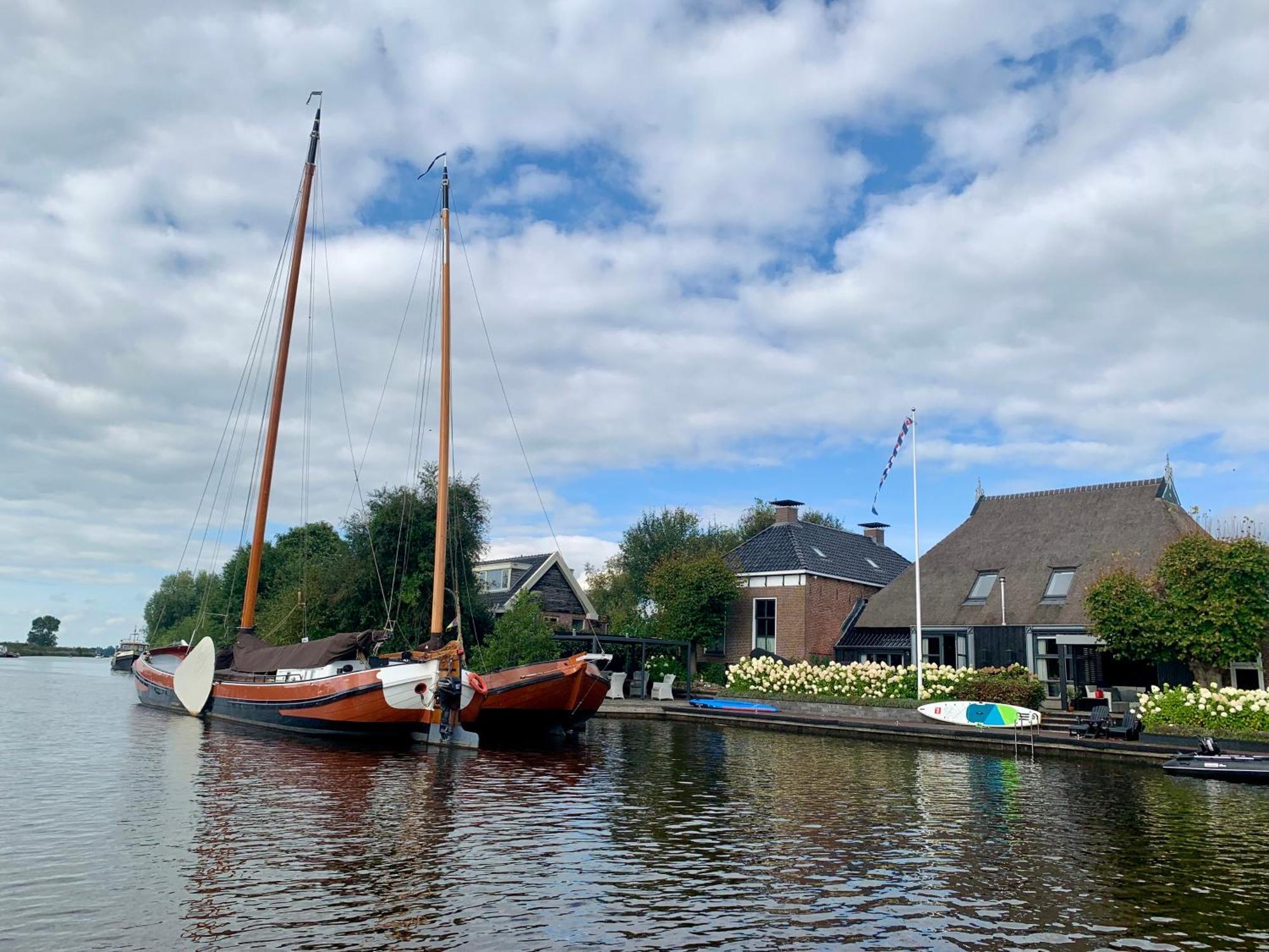Puur Eastermar - Monumentaal, Authentiek En Luxe Koetshuis Aan Open Vaarwater Met Jacuzzi En Sauna Oostermeer ภายนอก รูปภาพ