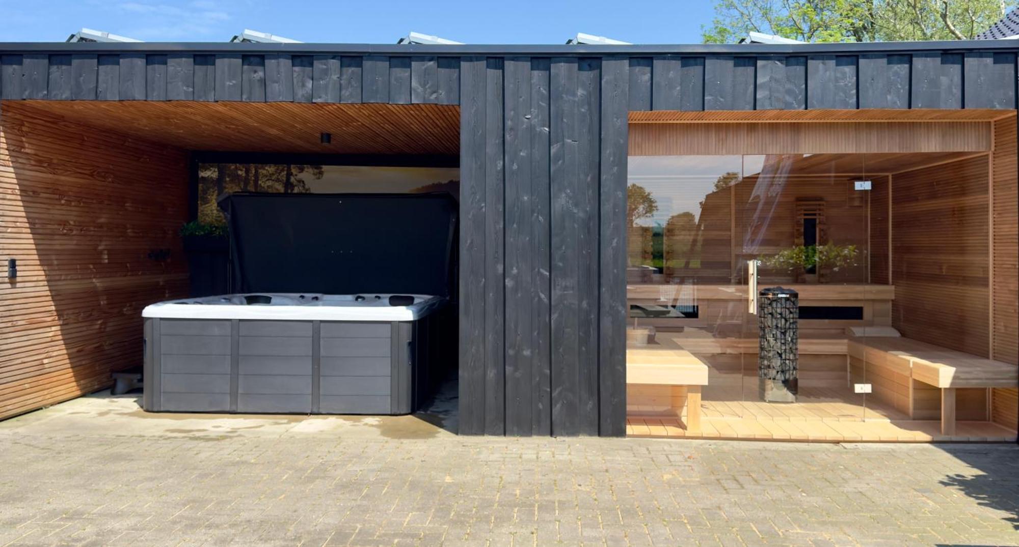 Puur Eastermar - Monumentaal, Authentiek En Luxe Koetshuis Aan Open Vaarwater Met Jacuzzi En Sauna Oostermeer ภายนอก รูปภาพ